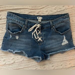 Y2K tie billabong shorts